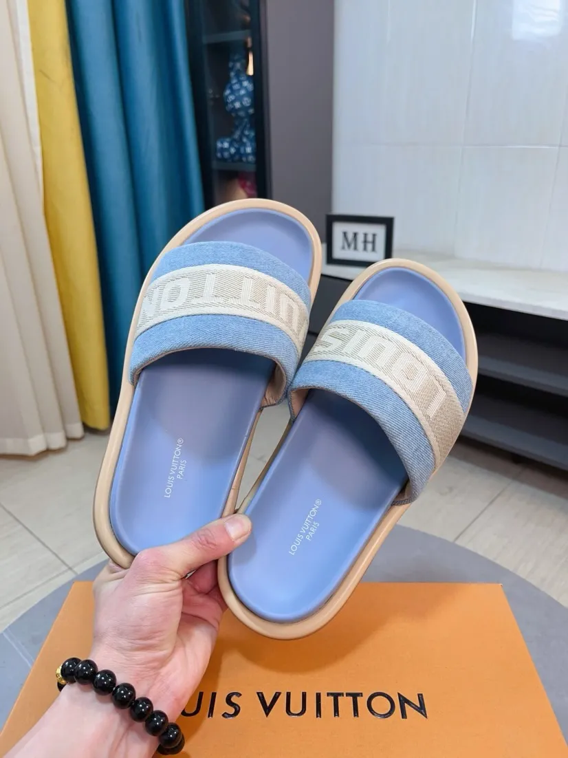 Ex-factory price 360🌹🌹 (lv-Louis Vuitton) New men's slippers, high-end boutique, exquisite embossed logo decoration on the upper, fine workmanship, super soft soles, casual, loose and comfortable, a must-have in summer! \nsize：38-44